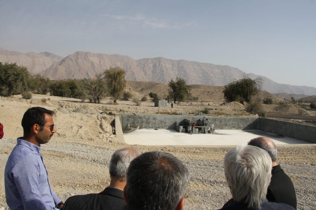 رییس سازمان جهادکشاورزی هرمزگان در بازدید از پروژه توسعه سامانه های نوین آبیاری روستای فورخورج: سامانه های نوین آبیاری، بهره وری منابع آبی را افزایش می دهد
