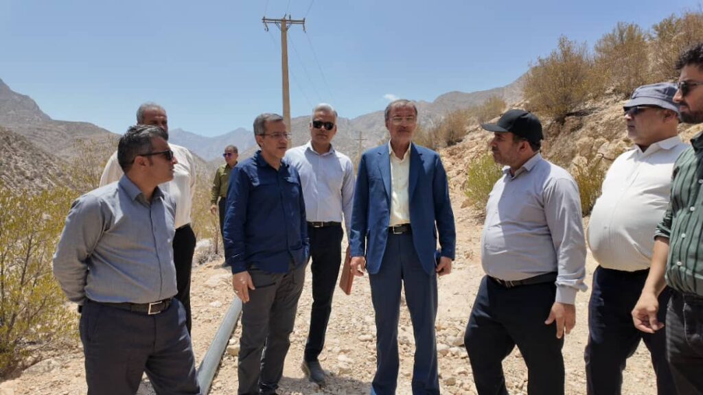 بازدید احمد مرادی، نماینده مجلس شورای اسلامی و مسئولان جهاد کشاورزی هرمزگان از منطقه هماگ؛ تاکید بر رفع مشکلات کم‌آبی کشاورزان